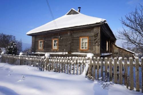 Бревенчатый дом с мебелью в тихой деревне, рядом с речкой, 