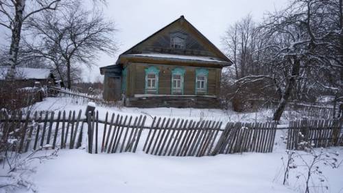 Бревенчатый дом, в тихой деревне, недалеко от Волги,