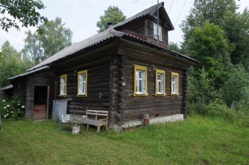 Бревенчатый дом в жилой деревне, рядом с Волгой