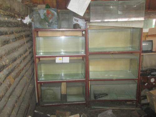 продам две этажерки с аквариумами для развода рыбак есть помпы фильтра нагревате