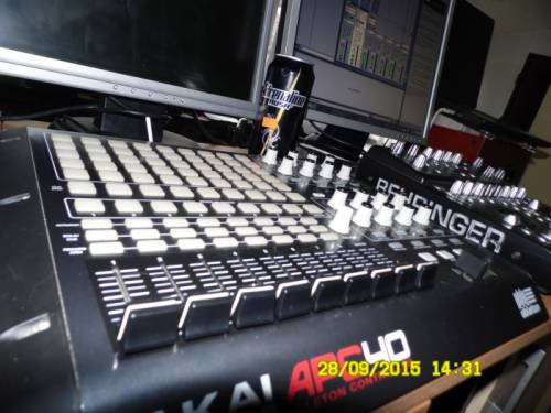 продаю контроллер akai apc 40