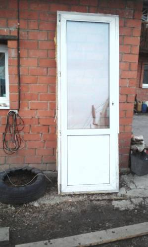 Продаю пластиковую балконную дверь