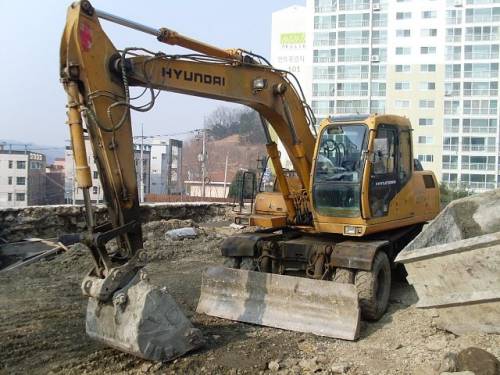 Колесный экскаватор Hyundai Robex 1300W с объёмом ковша 0,6 м3 2003 год
