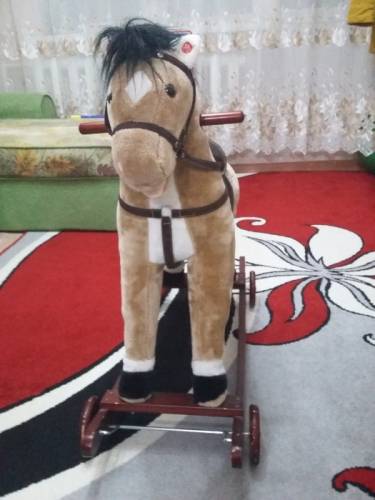 Лошадка для катания и качания.