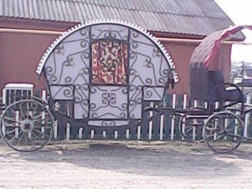Карета кованная для торжеств