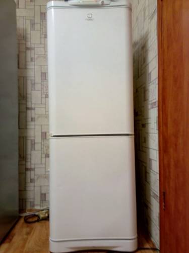 продам холодильник indesit