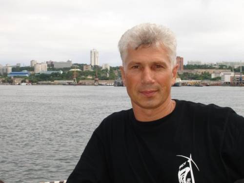 Внимание! За борт яхты выпал 48 летний седовласый мужчина!