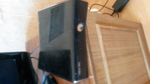 X box 360   4 джойстика и 2 игры.