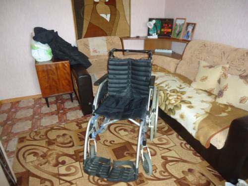 продам инвалидное кресло-коляску (голландия) ходунки,памперсы.