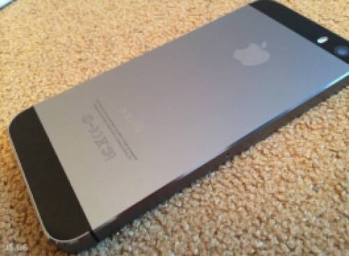 Продам оригинальный Айфон Apple 5S в отличном состоянии )