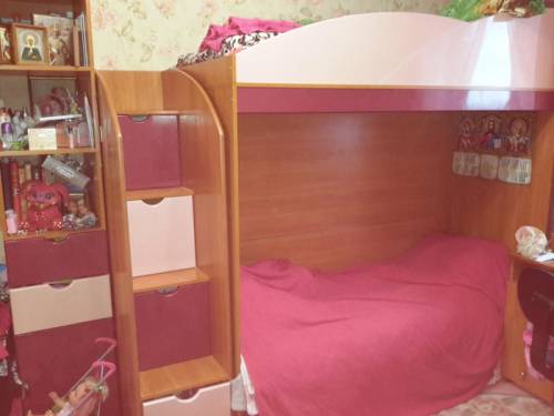 двух ярусная кровать, пенал, лестница