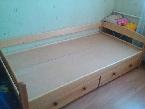Кровать из натурального дерева