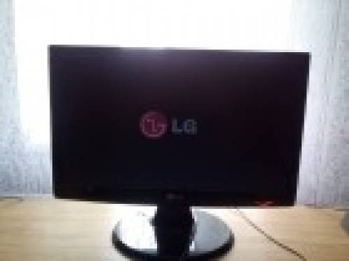 Монитор LG жк 19“.