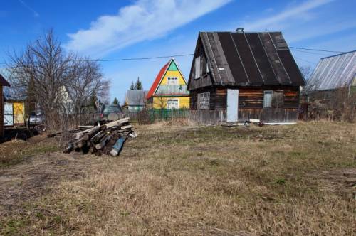 Земельный участок с летним домиком