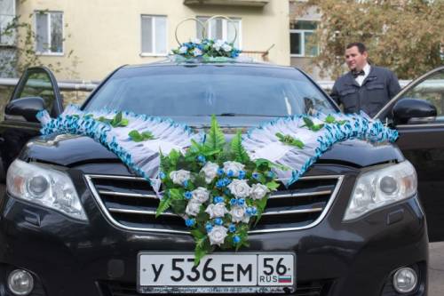 Свадебное украшение на машину