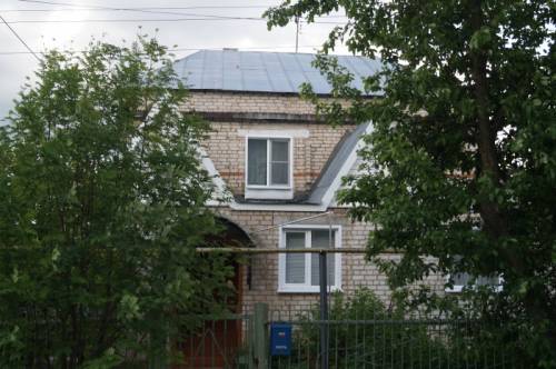 Продам дом с участком в центре поселка городского типа.