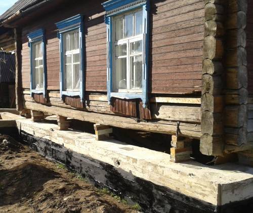 Замена нижних венцов рубленного дома.