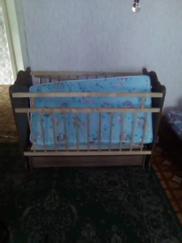 Продам детскую кроватку с матрасом   бортики в подарок.