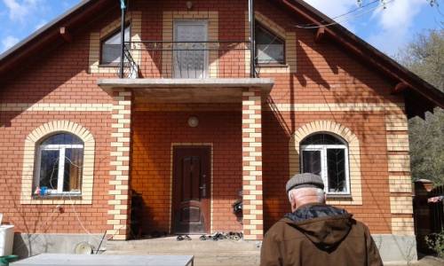 Продам дом двухэтажный все коммуникации, бассейн, баня, хоз.блок, гараж беседка