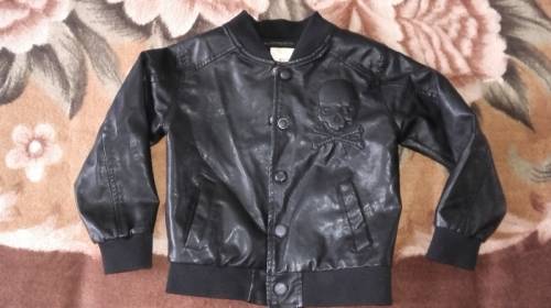 продам кожанную куртку на мальчика4-6лет