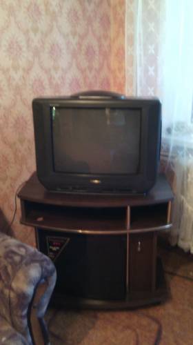 Телевизор с тумбочкой