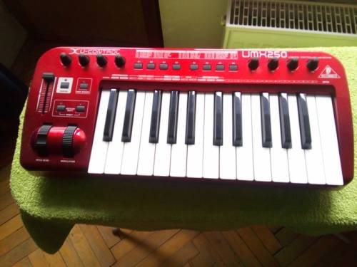 продам мидиклаву Behringer UMX250